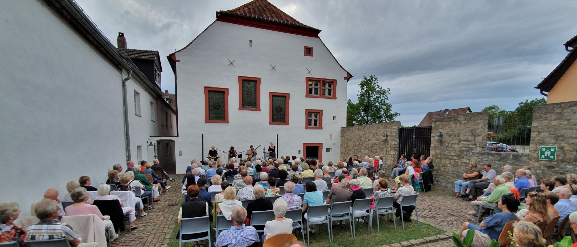 Zuschauer beim Konzert im Innenhof vor der Synagoge